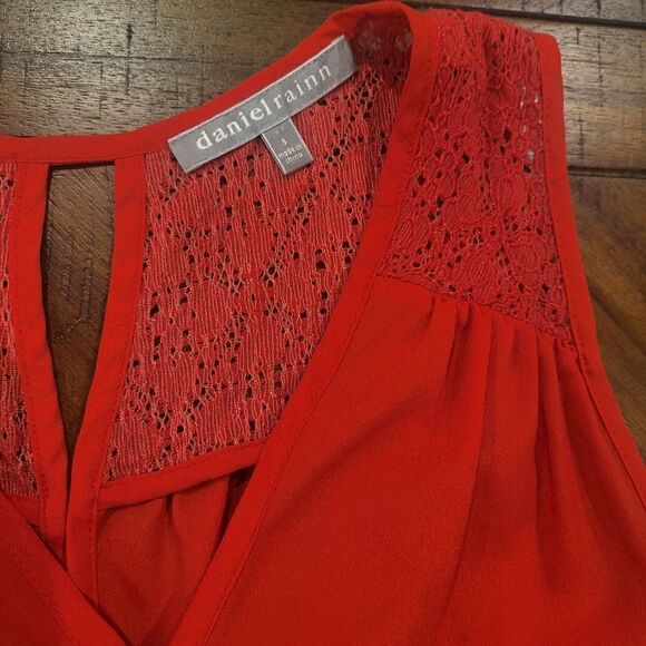 Red tank with lace detail small - Picture 3 of 5